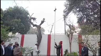 टीकमगढ़: 76वें गणतंत्र दिवस पर कलेक्टर आवास पर कलेक्टर ने किया ध्वजारोहण, ईमानदारी से काम करने का लिया गया संकल्प