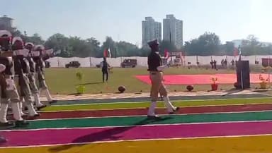 कर्वी: चित्रकूट पुलिस लाइन में गणतंत्र दिवस के पर्व पर निकाली गई पुलिस परेड