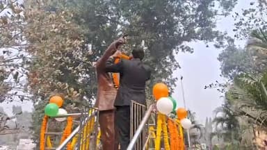 अररिया: गणतंत्र दिवस के अवसर पर अधिकारियों ने बाबा साहेब भीमराव अंबेडकर की प्रतिमा पर किया माल्यार्पण