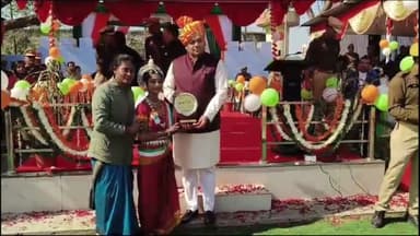 कोल: पुलिस लाइन परेड ग्राउंड में धूमधाम से मनाया गया 76वां गणतंत्र दिवस, बेसिक शिक्षा मंत्री ने ली परेड की सलामी