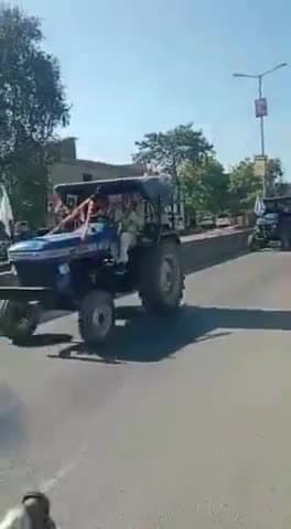 कर्वी: चित्रकूट मऊ कस्बे में किसानों ने गणतंत्र दिवस के पर्व पर निकाली ट्रैक्टर तिरंगा रैली