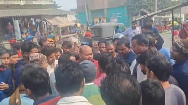 पूर्णिया पूर्व: कालीगंज चौक पर स्कूली मैजिक वाहन और टोटो की भिड़ंत, बच्चे और चालक बाल-बाल बचे