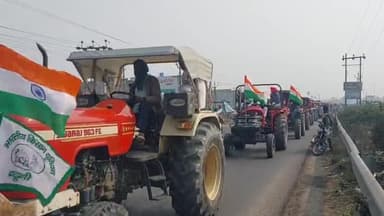 पूरनपुर: घुंघचाई चौराहे से संयुक्त किसान मोर्चा ने राष्ट्रीय आवाहन पर ट्रैक्टर मार्च निकालकर एसडीएम को सौंपा ज्ञापन