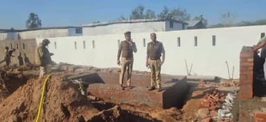 कर्वी: एसपी चित्रकूट ने निर्माणाधीन थाना भरतकूप का किया औचक निरीक्षण