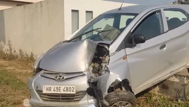 अम्बाला: सामुदायिक स्वास्थ्य केंद्र मुलाना के पास कार अनियंत्रित होकर घर के सामने फाउंडेशन से टकरा गई, कार सवार घायल हुए