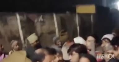 धामपुर: शेरकोट के मोहल्ला समना सराय में मोहल्लेवासियों ने एक युवक को चोर समझकर पुलिस को सौंपा