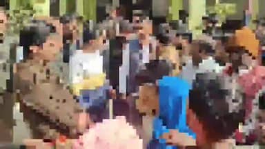 धनौरा: गजरौला के एक मोहल्ला निवासी नाबालिक किशोरी को ले गया मुस्लिम युवक, बजरंग दल के पदाधिकारियों ने थाने में किया हंगामा