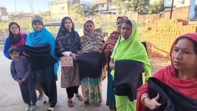 कुडू: लोहरदगा में पूर्व राज्यसभा सांसद धीरज प्रसाद साहू ने जरूरतमंदों को कंबल वितरित किए