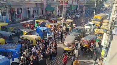 सरदारशहर: सरदारशहर की मुख्य रास्तों की टूटी सड़कों को लेकर ऑटो चालक यूनियन ने अनिश्चित चक्काजाम हड़ताल शुरू, धरना लगाया
