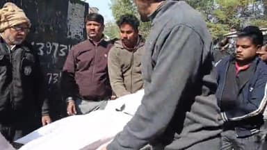 कोल: लच्छीमपुर में कर्जदारों की प्रताड़ना से तंग युवक ने जहर खाकर आत्महत्या की, कमरे में मिला सुसाइड नोट