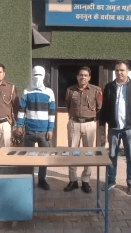 द्वारका: बिंदापुर थाना पुलिस ने एक शातिर मोबाइल चोर को 9 मोबाइल के साथ गिरफ्तार किया