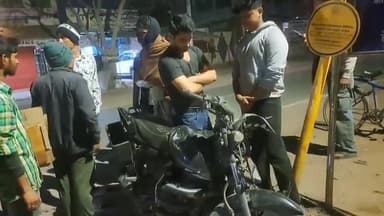 जमुई: आज़ाद नगर के पास स्कॉर्पियो की टक्कर से बाइक के परखच्चे उड़े, तीन युवक बाल-बाल बचे