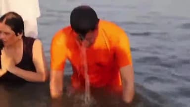 प्रयागराज: मशहूर अभिनेता अरुण गोविल ने संगम तट पर आस्था की डुबकी लगाकर श्रद्धालुओं को किया प्रसाद का वितरण