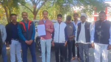 झांसी: आमली के ग्रामीणों ने SSP को प्रार्थना पत्र देकर प्रधान पति पर कार्रवाई करने की उठाई मांग