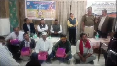 झांसी: बस ऑपरेटर्स एसोसिएशन कार्यालय पर सड़क सुरक्षा माह के अंतर्गत बस चालकों का किया गया सम्मान