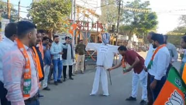 हरदा: महाकुंभ टिप्पणी पर भाजपा युवा मोर्चा का विरोध, खड़गे का पुतला फूंका