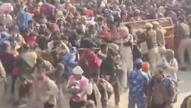 प्रयागराज: सुरक्षा कारणों से पीपा पुल बंद होने से महाकुंभ मेला क्षेत्र में बेकाबू हुई भीड़, वीडियो हो रहा वायरल