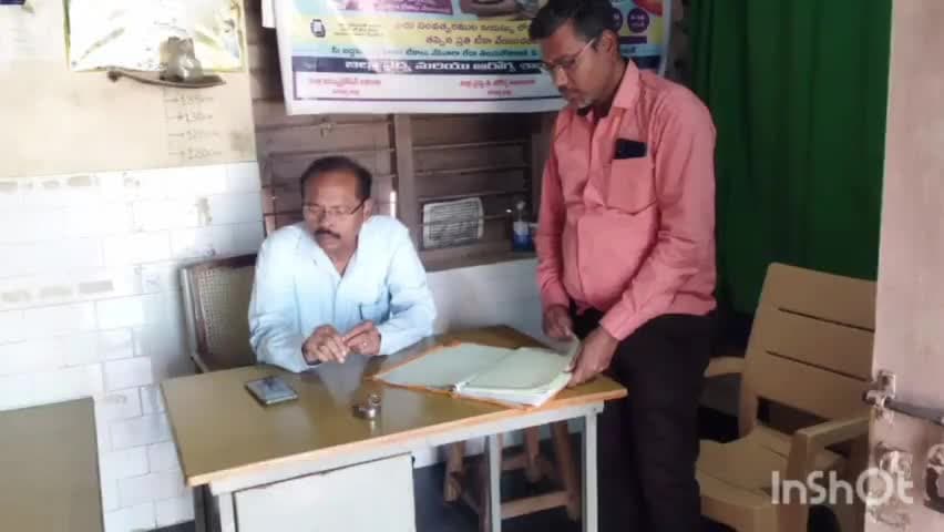 రేవల్లి: వల్లి ప్రాథమిక ఆరోగ్య కేంద్రాన్ని తనిఖీ చేసిన జిల్లా వైద్యాధికారి శ్రీనివాస్
