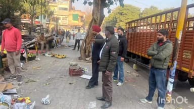 ਐਸਏਐਸ ਨਗਰ ਮੁਹਾਲੀ: ਫੇਜ਼ 6 ਵਿਖੇ ਨਗਰ ਨਿਗਮ ਮੋਹਾਲੀ ਦੀ ਟੀਮ ਨੇ ਨਾਜਾਇਜ਼ ਲੱਗੀਆਂ ਫਲ ਅਤੇ ਫਰੂਟ ਦੀਆਂ ਰੇਹੜੀਆਂ ਨੂੰ ਹਟਾਇਆ