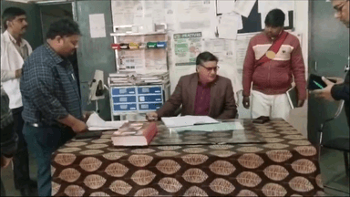 भदोही: सुरियावां सीएचसी में सीएमओ के निरीक्षण के दौरान गायब मिले डॉक्टर, होगी सेवा समाप्ति की कार्रवाई