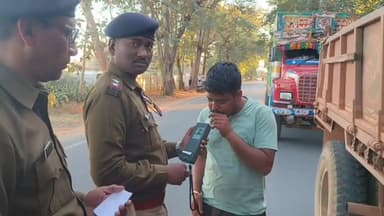 सेन्हा: सेन्हा थाना क्षेत्र में सड़क सुरक्षा अभियान के तहत नियम तोड़ने वाले लोगों की 8 बाइक जब्त