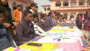 गोरौल: मधुरापुर के मध्य विद्यालय में बच्चों की पढ़ाई को रोचक बनाने के लिए 5 शिक्षकों ने टीएलएम मेला आयोजित किया