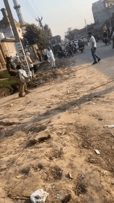 मेरठ: मेरठ में वारंटियों की पिटाई का वीडियो वायरल, पुलिस ने जाने से इंकार करने पर डंडों से मारा और घसीटते ले गए