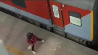 झांसी: झांसी से चली ट्रेन पर हरपालपुर में हुआ पथराव, अंदर के यात्रियों ने गेट नहीं खोले तो बाहर से लोगों ने किया पथराव