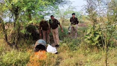 झांसी: पुलिस ने सुजवाहा नगर, पुनावली व खनियन चौराहा समेत अन्य शराब के अड्डों पर मारा छापा, 725 लीटर अवैध कच्ची शराब की बरामद