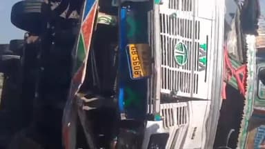 मांगरौल: मालबंमोरी गांव के पास ट्रक अनियंत्रित होकर पलटा, चालक बाल-बाल बचा