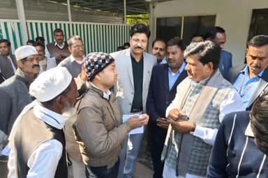 ग्वालियर गिर्द: गांधी रोड स्थित अपने निवास पर ग्वालियर सांसद ने लोगों की समस्याएं सुनीं