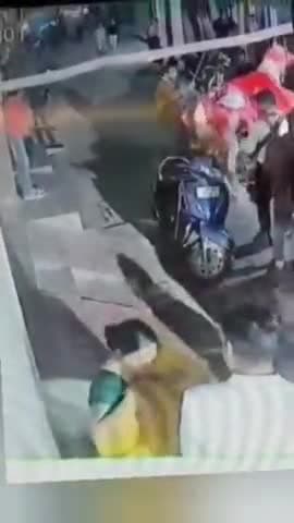 कानपुर: हनुमंत विहार के ठाकुर चौराहे के पास बारात में नाच रही घोड़ी ने बच्चे को मारी लात, हुई मौत, सीसीटीवी फुटेज वायरल