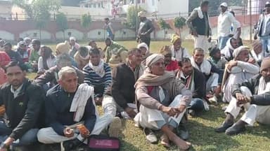 कोल: यूपी हरियाणा भूमि विवाद को लेकर यूपी के किसानों ने डीएम कार्यालय के बाहर धरना दिया, कार्रवाई की मांग की