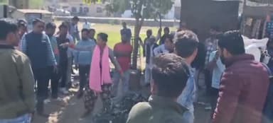 ललितपुर: सदर कोतवाली क्षेत्र के सदनशाह के पास पति-पत्नी ने किया हाई वोल्टेज ड्रामा, भीड़ ने वीडियो वायरल किया