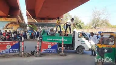 धौलपुर: गुलाब बाग चौराहे पर पागल कुत्ते का नगर परिषद के कर्मचारियों ने किया रेस्क्यू, करीब 40 से अधिक लोग हो चुके हैं घायल