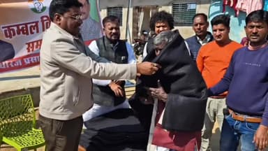 लोहरदगा: लोहरदगा में पूर्व सांसद धीरज प्रसाद साहू ने सैकड़ों जरूरतमंदों को कंबल वितरित किए