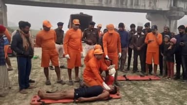 अररिया: त्रिसुलिया घाट पर एनडीआरएफ की टीम ने बाढ़ से बचाव के लिए जिला स्तरीय मौक अभ्यास का आयोजन किया