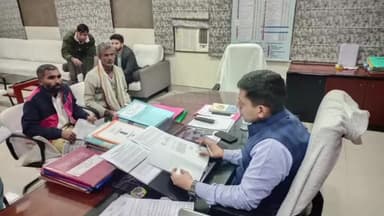 बक्सर: बक्सर में डीएम ने कार्यालय में आम जनता से मुलाकात की, 15 आवेदनों पर हुई सुनवाई