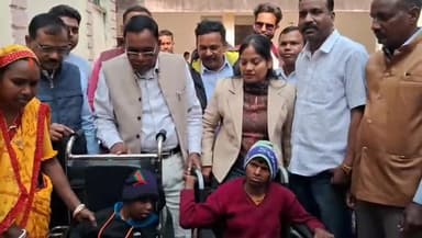 बगोदर: बगोदर प्रखंड कार्यालय में विधायक ने दिव्यांगों को उपकरण वितरित किए