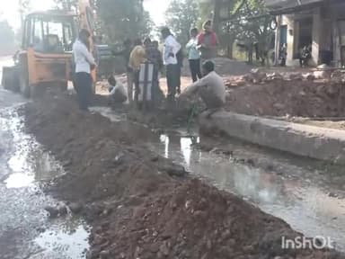 बल्देवगढ़: बल्देवगढ़ पुरानी बस्ती में सड़क किनारे जेसीबी से खुदाई के दौरान नल जल योजना की पाइपलाइन क्षतिग्रस्त हुई