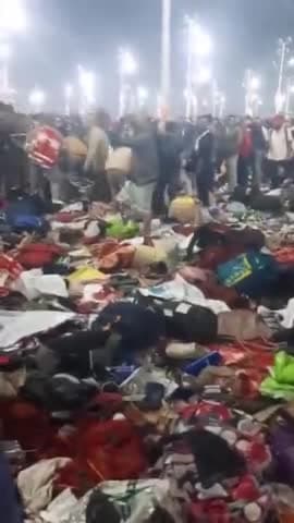 प्रयागराज भगदड़ के बाद का दृश्य