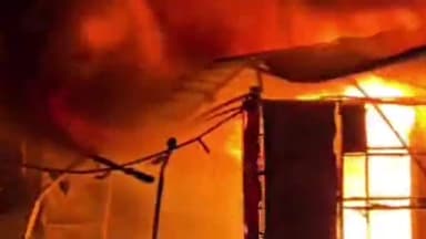 झांसी: कस्तूरबा मार्केट की दो दुकानों में लगी आग, दुकानों में रखा लाखों रुपये का सामान जलकर हुआ खाक