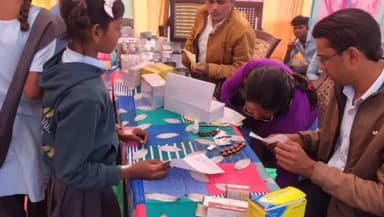 किशनगंज: घट्टी गांव के विद्यालय में स्वास्थ्य शिविर आयोजित, 100 बच्चों का उपचार और 500 बच्चों के लिए ब्लड सैंपल लिया गया