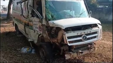 कुडू: कुडू में एंबुलेंस को अज्ञात वाहन ने टक्कर मारी, मरीज बाल-बाल बचे, चालक घायल