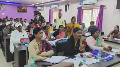 हज़ारीबाग: हजारीबाग सदर विधायक प्रदीप प्रसाद ने जिला परिषद भवन में जिला अधिकारियों के साथ समीक्षा बैठक की