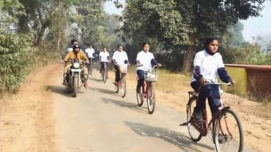 गोंडा: विश्व वेटलैंड दिवस के उपलक्ष्य में आयोजित साइकिल रैली को विधायक मनकापुर ने हरी झंडी दिखाकर रवाना किया