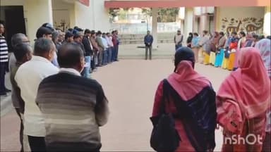 धनवार: धनवार प्रखंड मुख्यालय में महात्मा गांधी को श्रद्धांजलि, दो मिनट का मौन धारण कर किया नमन