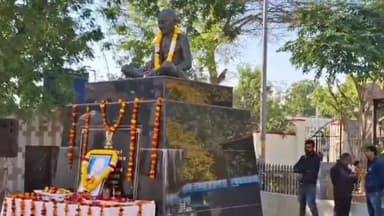 झुंझुनू: राष्ट्रपिता महात्मा गांधी की पुण्यतिथि पर कलेक्ट्रेट परिसर में जिला कलेक्टर व अन्य ने दी श्रद्धांजलि