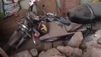 भरनो: पंडरानी गांव में जंगली हाथी ने मचाया उत्पात, किसान की बाइक, ट्रैक्टर और घर को बनाया निशाना