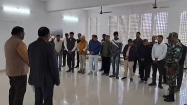 मेदिनीनगर (डालटनगंज): शहीदों की स्मृति में आयुक्त कार्यालय में रखा गया मौन, राष्ट्रीय एकता का दिया गया संदेश